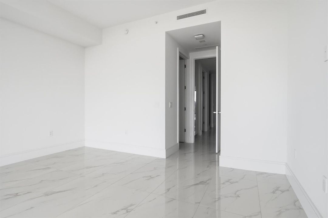 220-LAKESHORE-DRIVE-804-33403-036