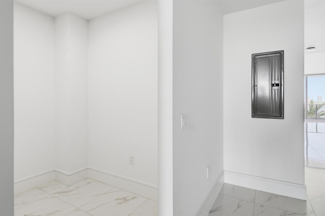 220-LAKESHORE-DRIVE-804-33403-031
