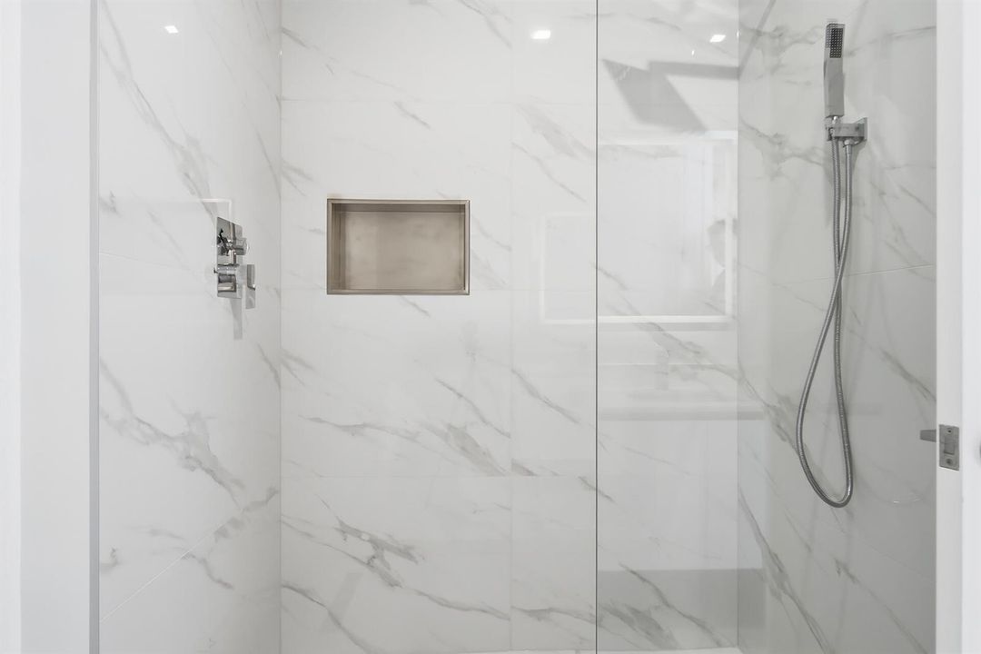 220-LAKESHORE-DRIVE-804-33403-038