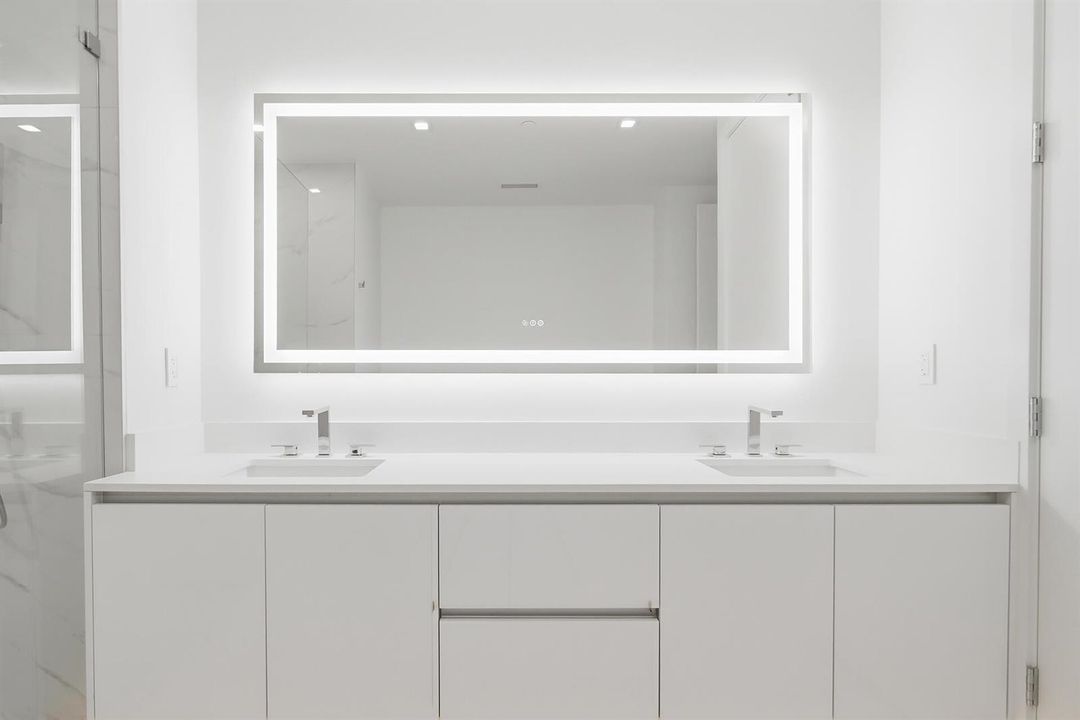 220-LAKESHORE-DRIVE-804-33403-017