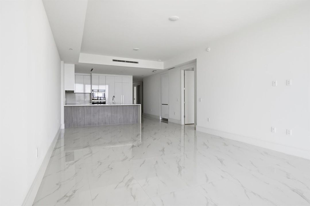 220-LAKESHORE-DRIVE-804-33403-004