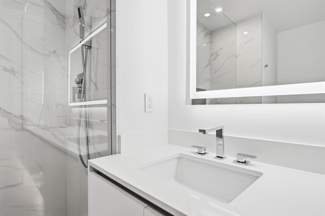 220-LAKESHORE-DRIVE-804-33403-013