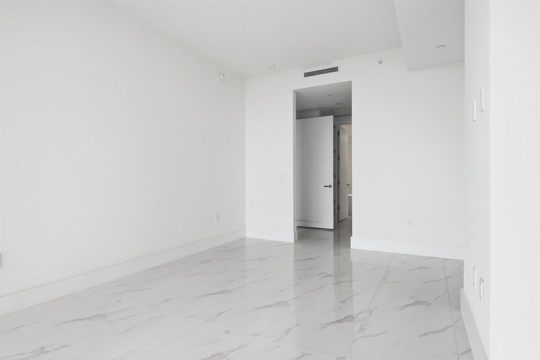 220-LAKESHORE-DRIVE-804-33403-009