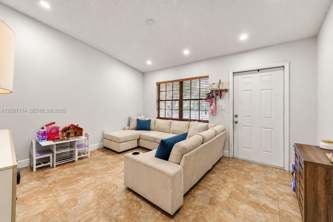 En Venta: $417,900 (2 camas, 2 baños, 1223 Pies cuadrados)