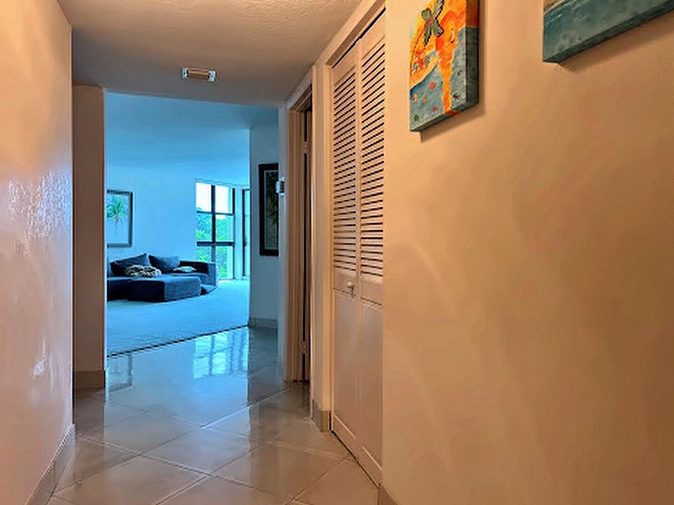26-unit-entry-hall