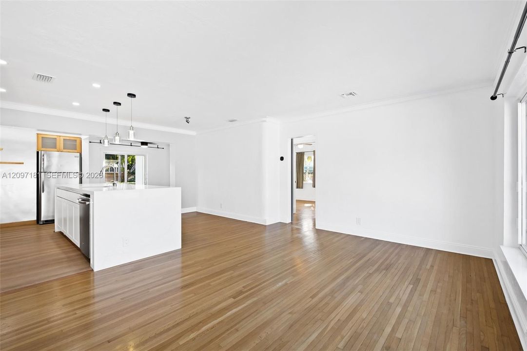 For Rent: $4,750 (3 beds, 2 baths, 1470 Square Feet)