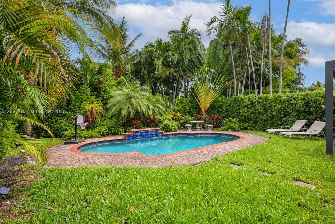 En Renta: $7,600 (4 camas, 3 baños, 1587 Pies cuadrados)