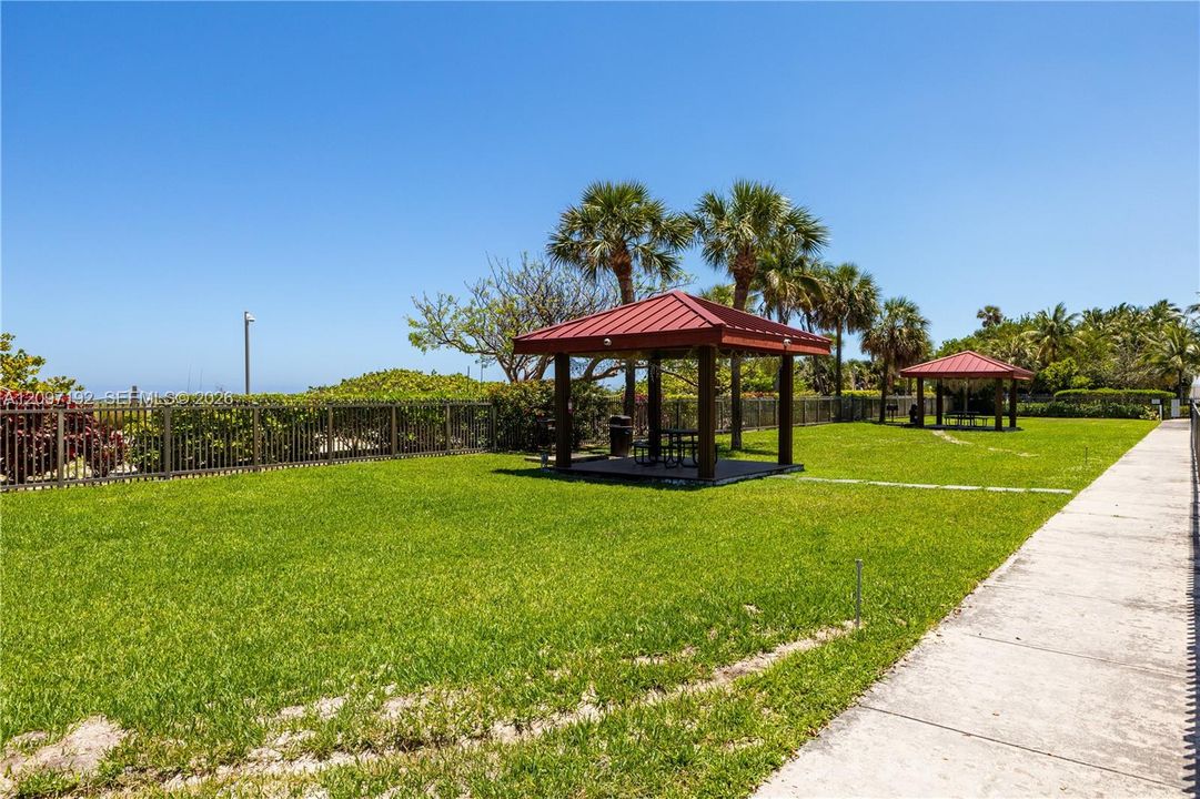 For Rent: $3,900 (2 beds, 2 baths, 890 Square Feet)