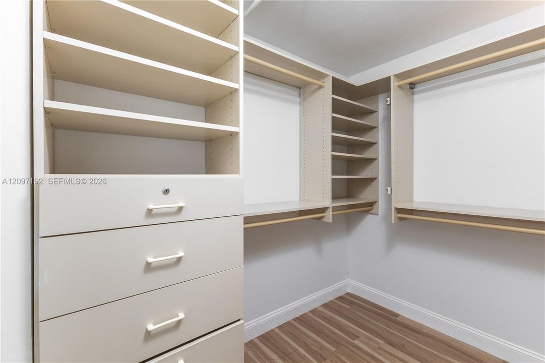 For Rent: $3,900 (2 beds, 2 baths, 890 Square Feet)