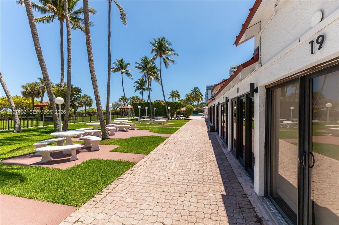 For Rent: $3,900 (2 beds, 2 baths, 890 Square Feet)