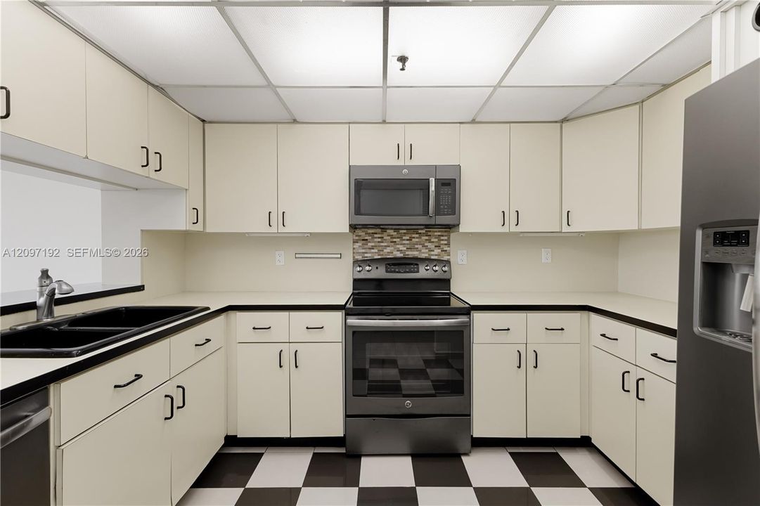 For Rent: $3,900 (2 beds, 2 baths, 890 Square Feet)