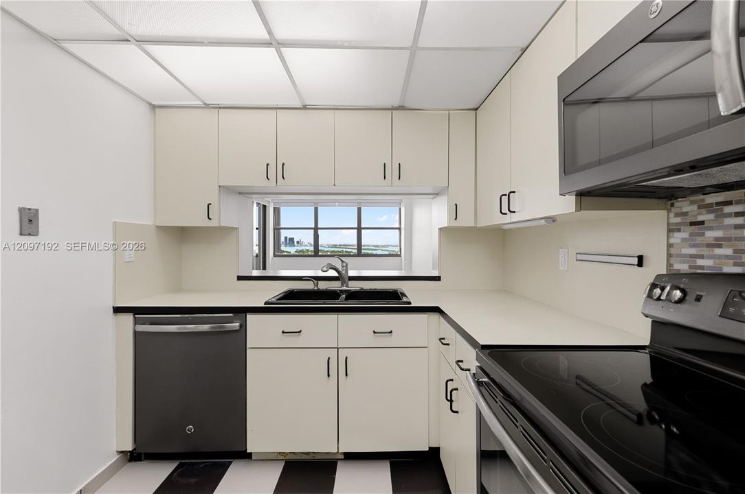 For Rent: $3,900 (2 beds, 2 baths, 890 Square Feet)