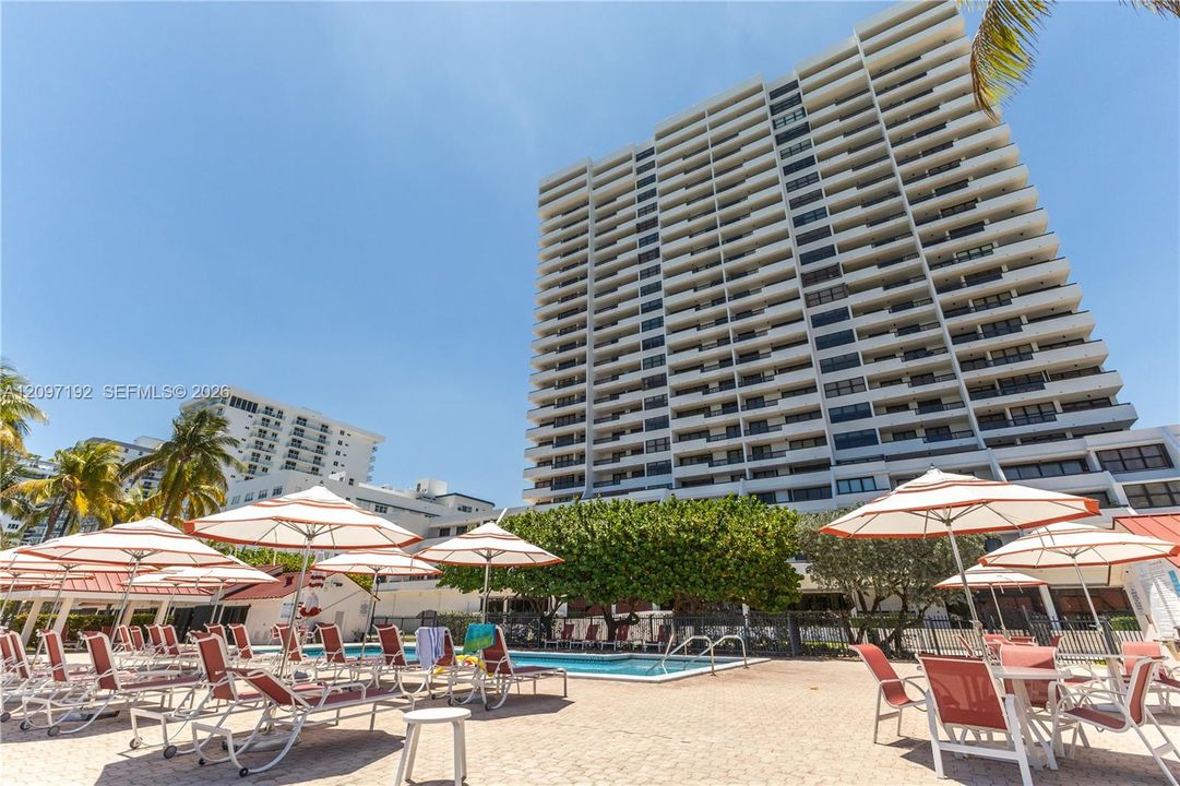 For Rent: $3,900 (2 beds, 2 baths, 890 Square Feet)