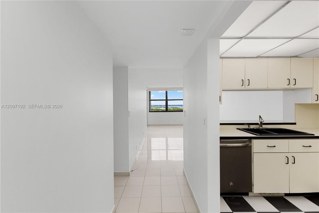 For Rent: $3,900 (2 beds, 2 baths, 890 Square Feet)
