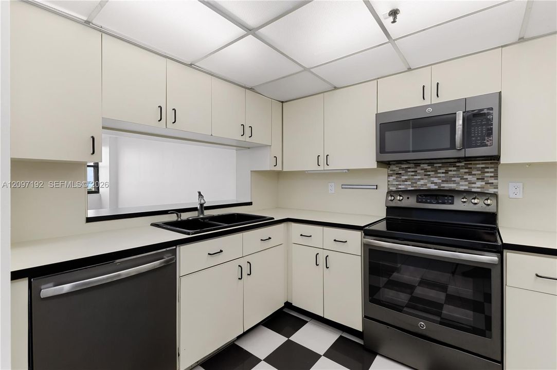For Rent: $3,900 (2 beds, 2 baths, 890 Square Feet)