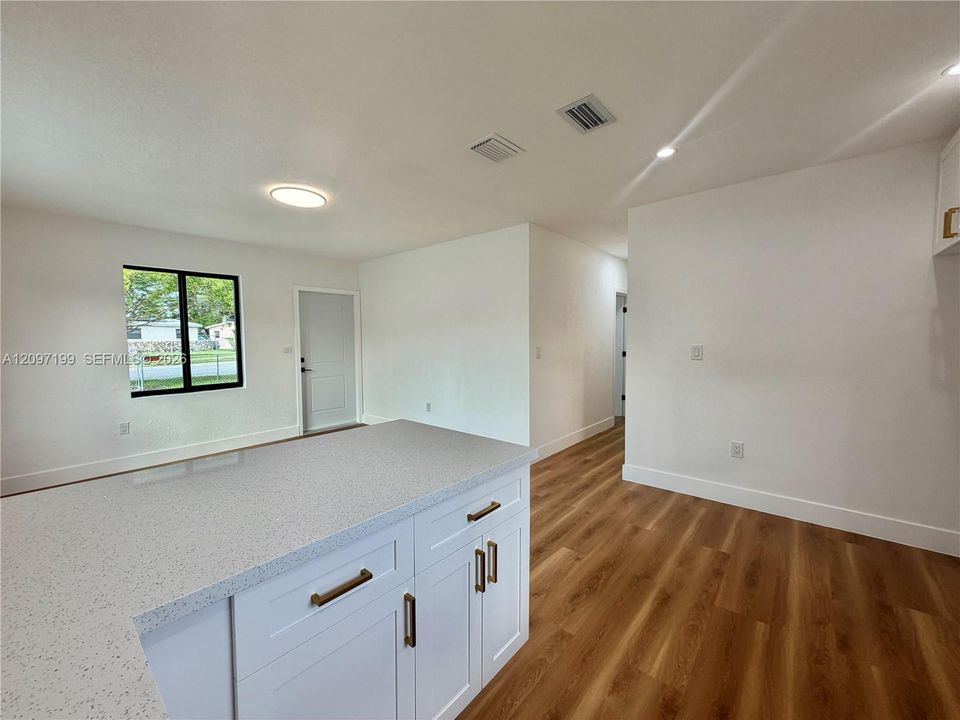 En Venta: $465,000 (3 camas, 2 baños, 929 Pies cuadrados)