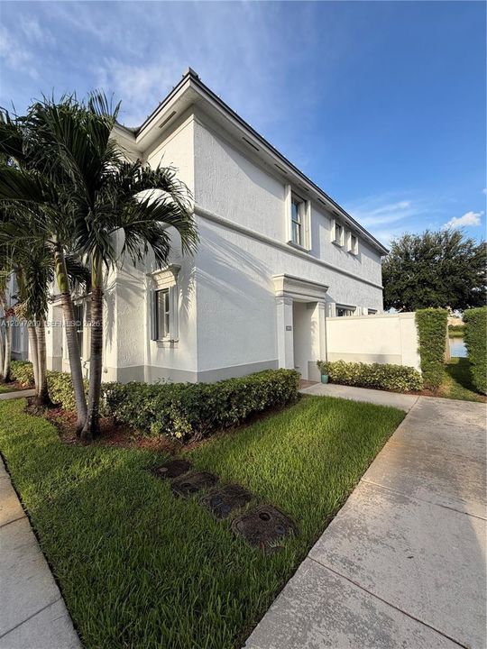 For Rent: $3,800 (4 beds, 3 baths, 1570 Square Feet)