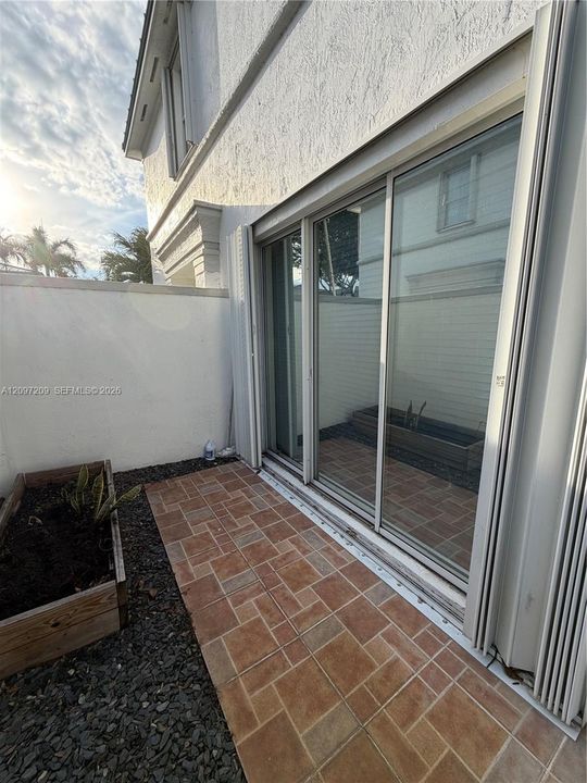For Rent: $3,800 (4 beds, 3 baths, 1570 Square Feet)