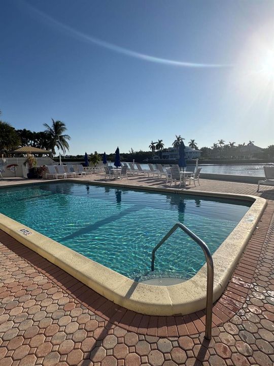 Pool deck directly on ICW