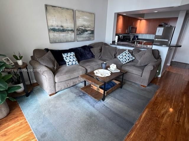 For Rent: $2,400 (1 beds, 1 baths, 835 Square Feet)