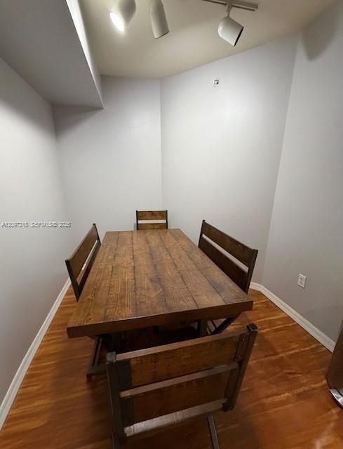 For Rent: $2,400 (1 beds, 1 baths, 835 Square Feet)