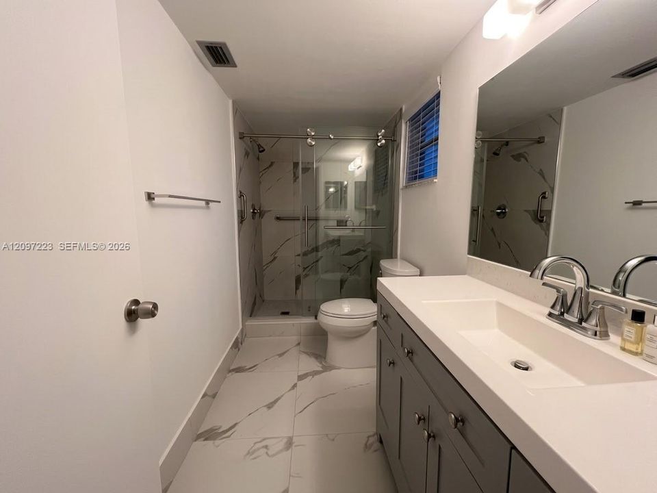 For Rent: $2,000 (2 beds, 2 baths, 956 Square Feet)