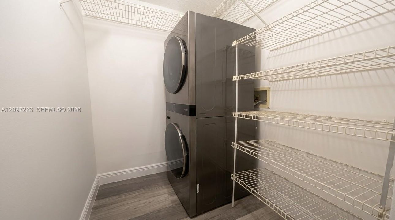 For Rent: $2,000 (2 beds, 2 baths, 956 Square Feet)