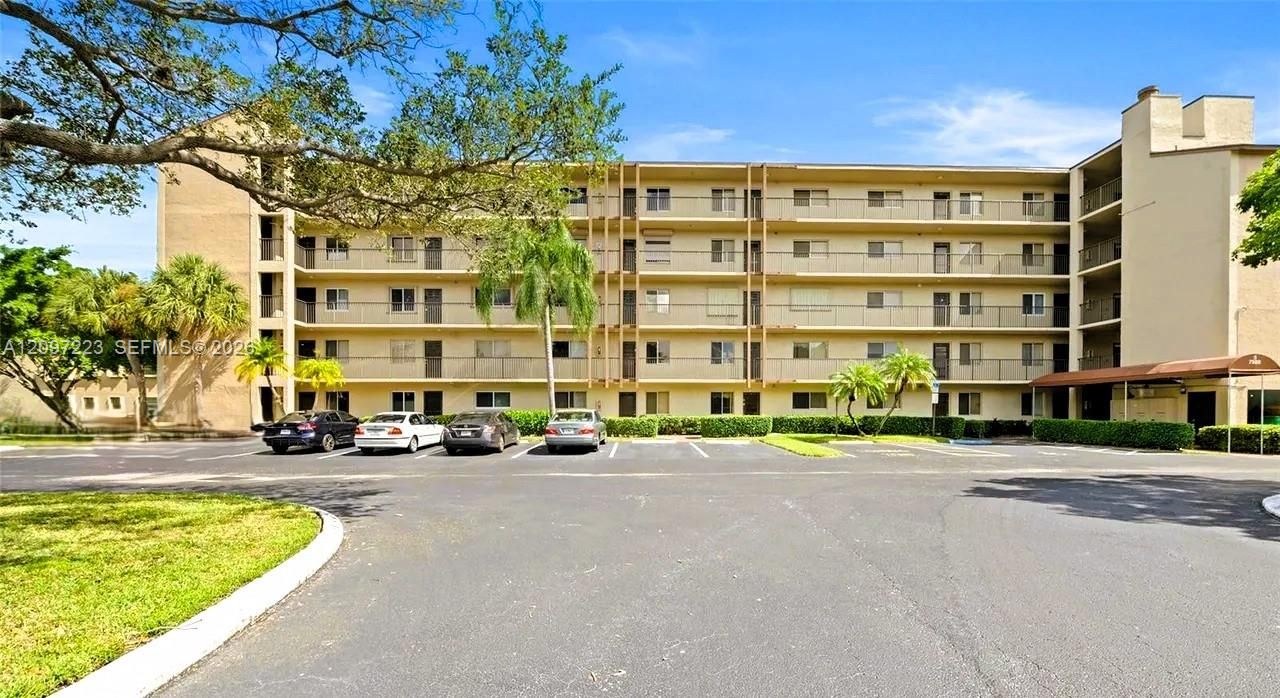 For Rent: $2,000 (2 beds, 2 baths, 956 Square Feet)