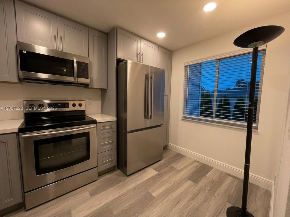 For Rent: $2,000 (2 beds, 2 baths, 956 Square Feet)