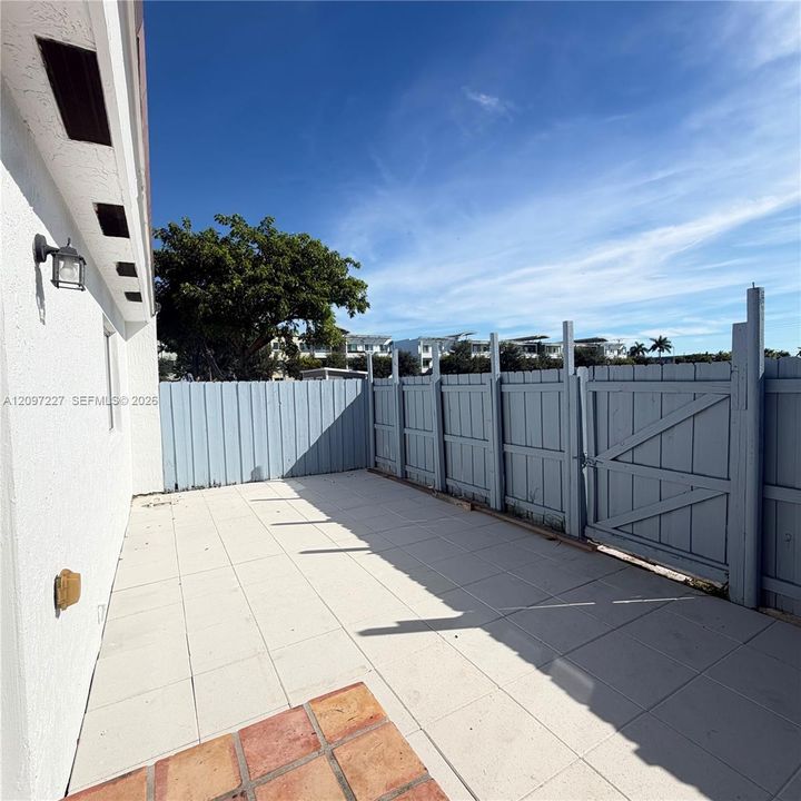 For Rent: $2,400 (3 beds, 2 baths, 1320 Square Feet)