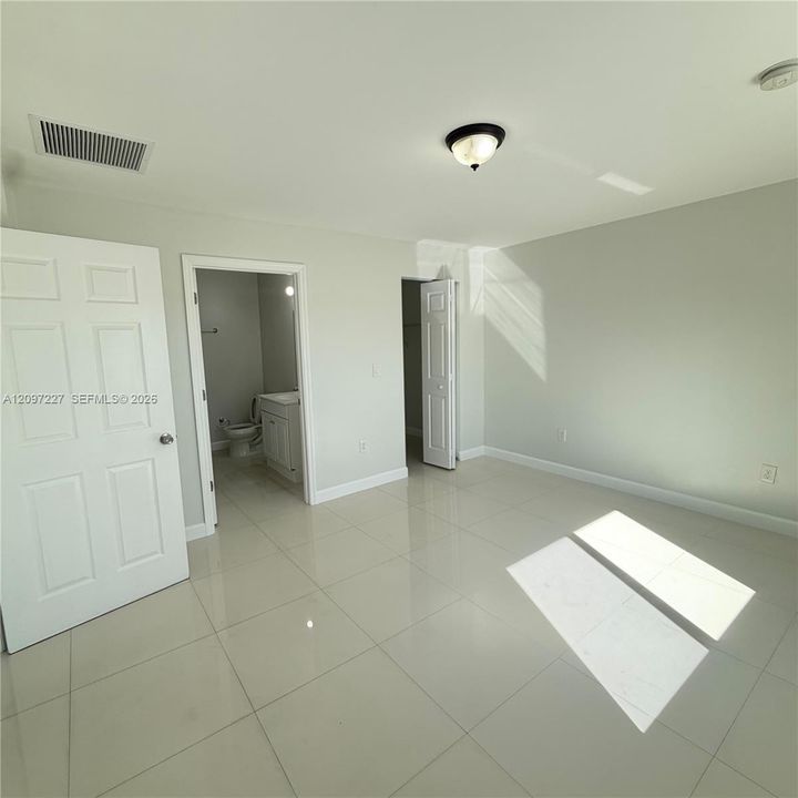 For Rent: $2,400 (3 beds, 2 baths, 1320 Square Feet)