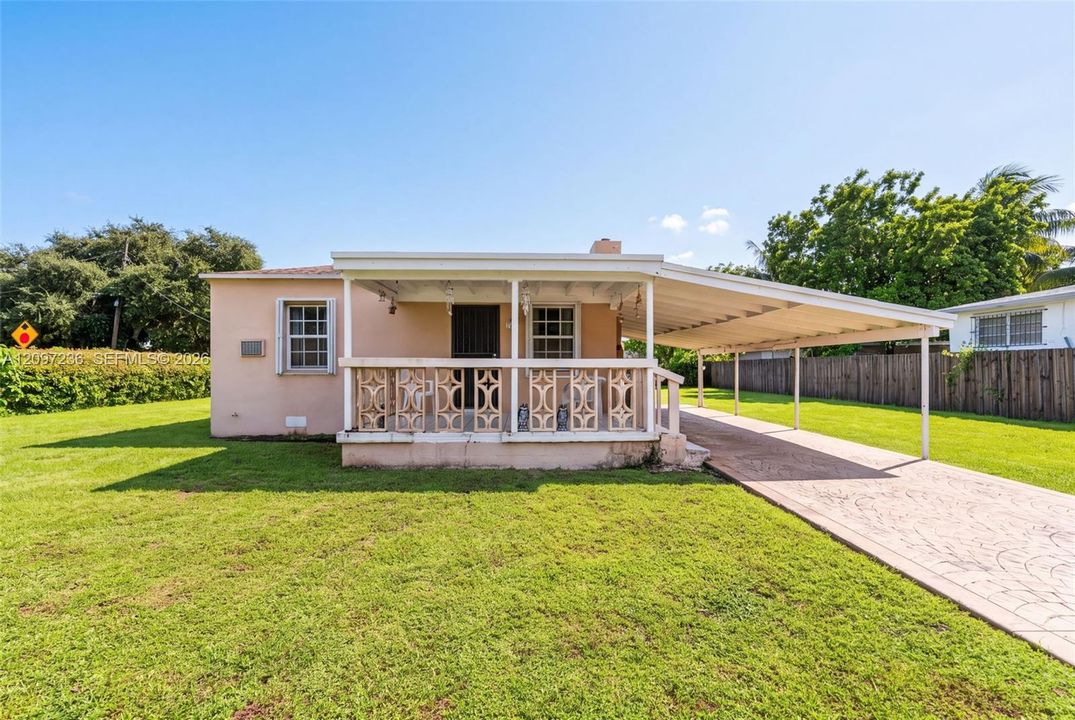 For Sale: $340,000 (2 beds, 1 baths, 936 Square Feet)