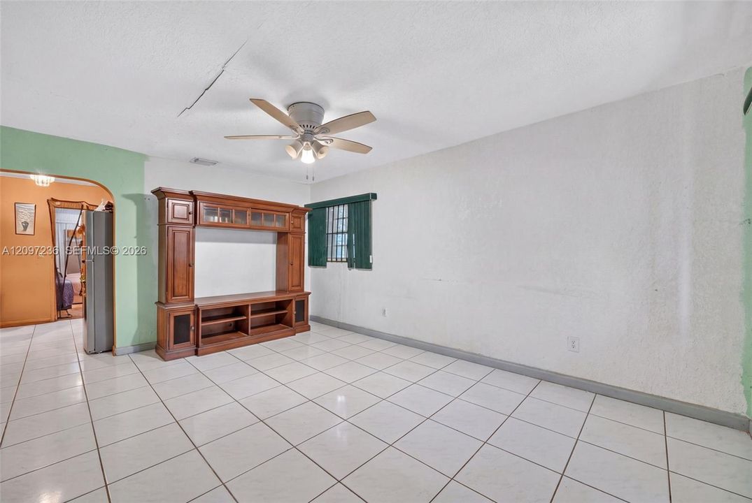 For Sale: $340,000 (2 beds, 1 baths, 936 Square Feet)