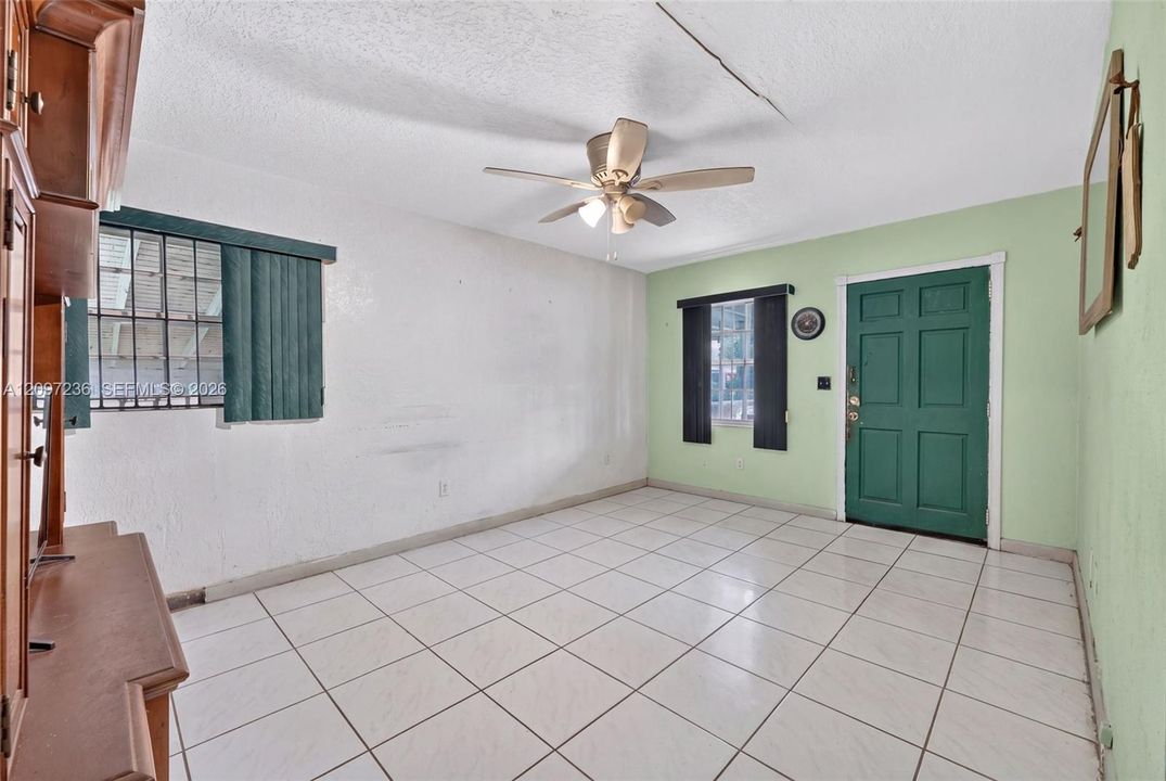 For Sale: $340,000 (2 beds, 1 baths, 936 Square Feet)