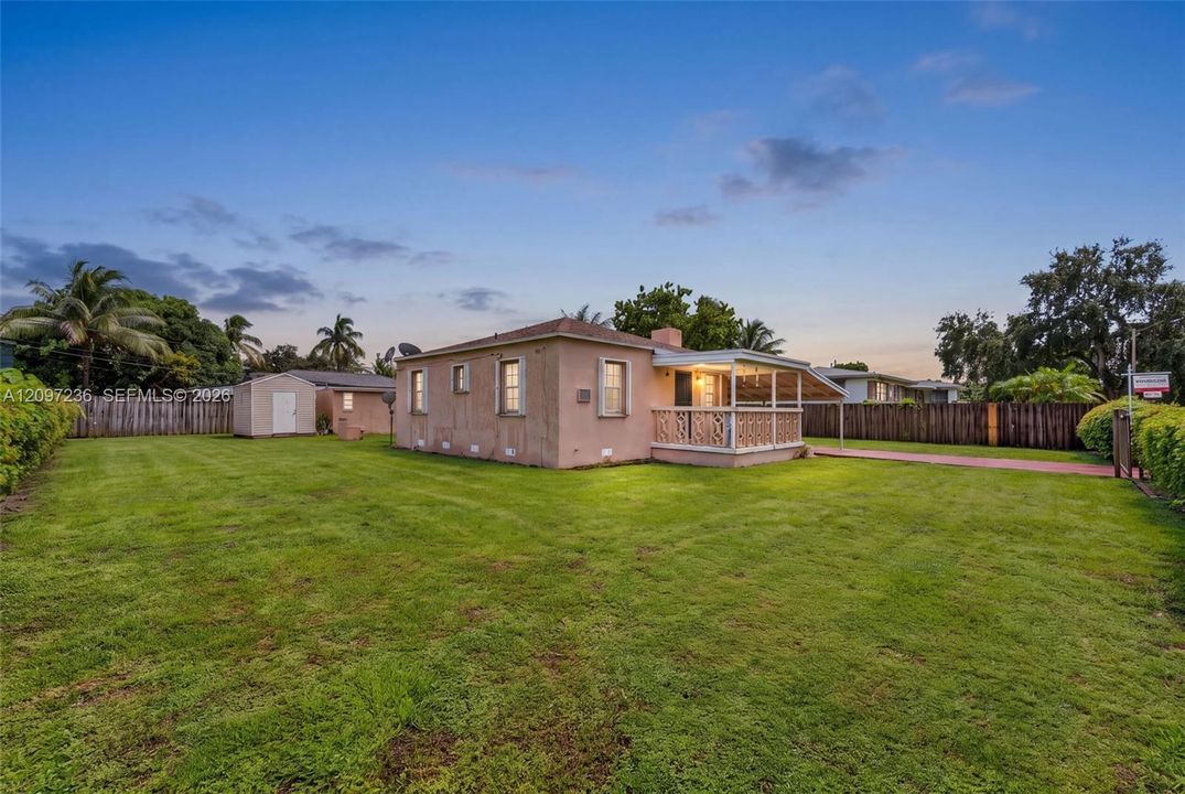 For Sale: $340,000 (2 beds, 1 baths, 936 Square Feet)