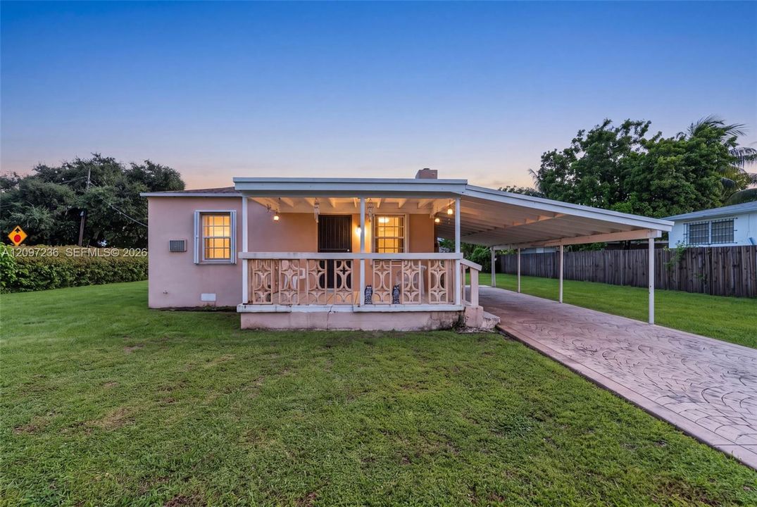 For Sale: $340,000 (2 beds, 1 baths, 936 Square Feet)