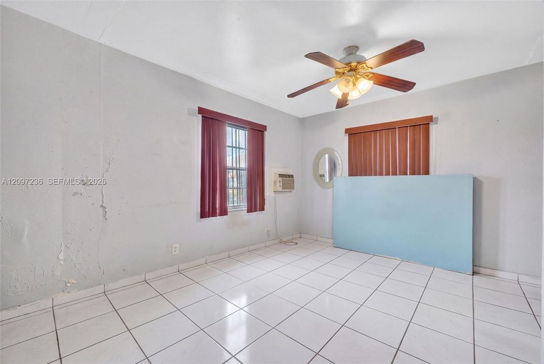 For Sale: $340,000 (2 beds, 1 baths, 936 Square Feet)