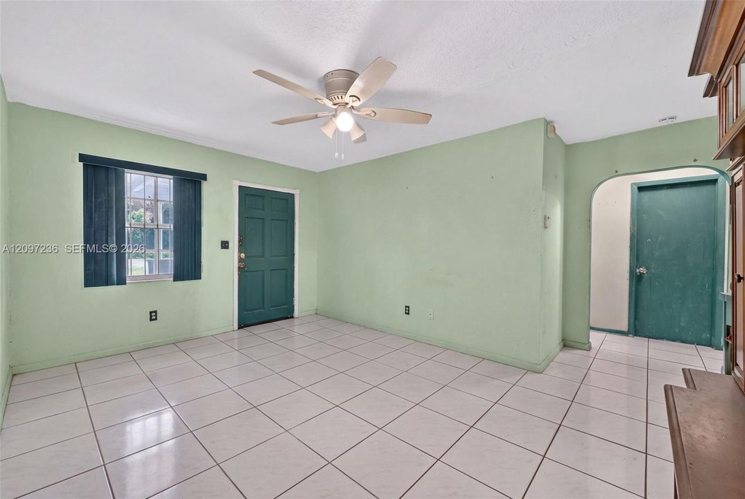 For Sale: $340,000 (2 beds, 1 baths, 936 Square Feet)