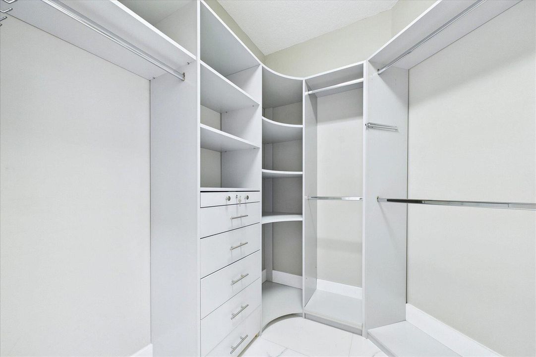 22-Walk-in Closet