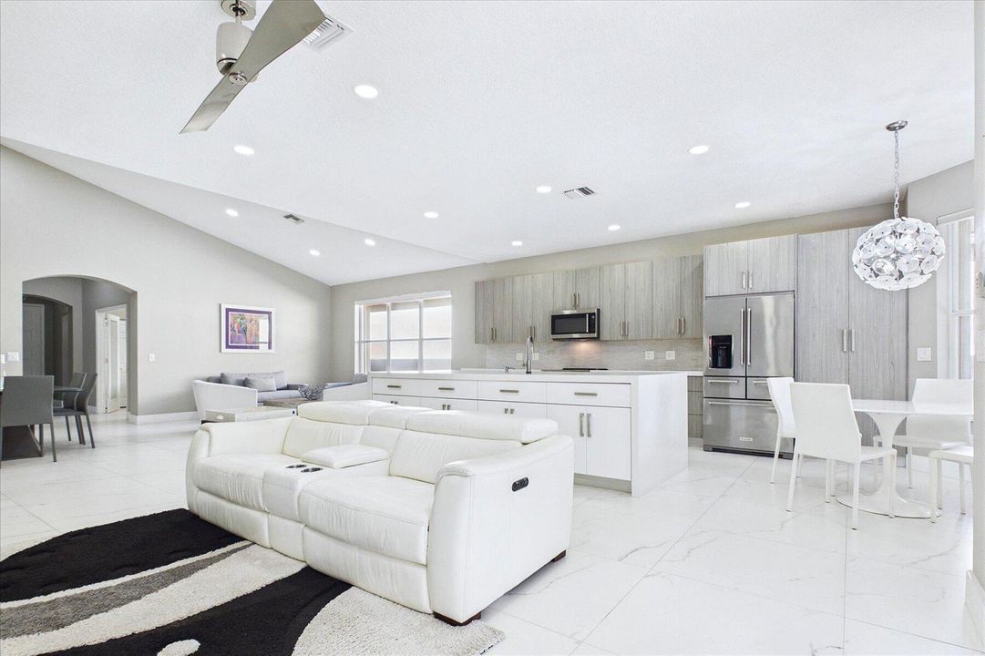 08-Family Room to Kitchen