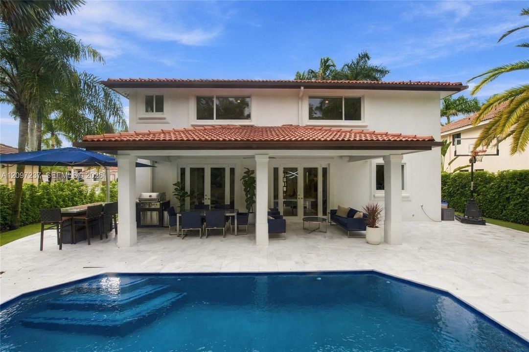 Activo con contrato: $1,750,000 (5 camas, 4 baños, 3696 Pies cuadrados)