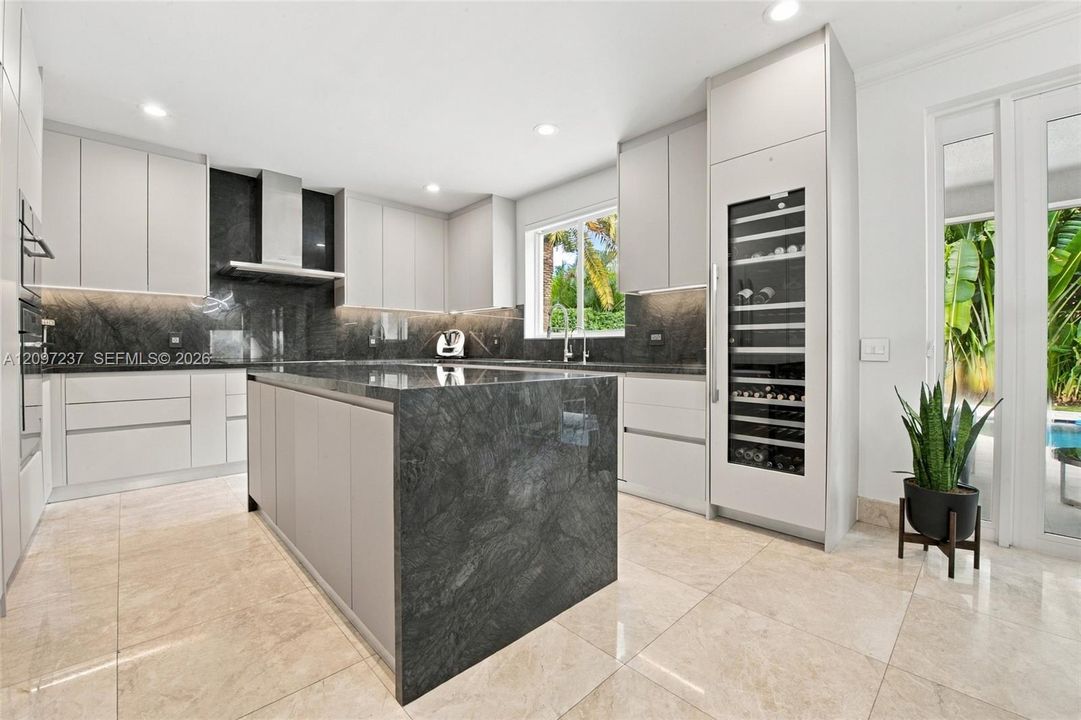 Activo con contrato: $1,750,000 (5 camas, 4 baños, 3696 Pies cuadrados)