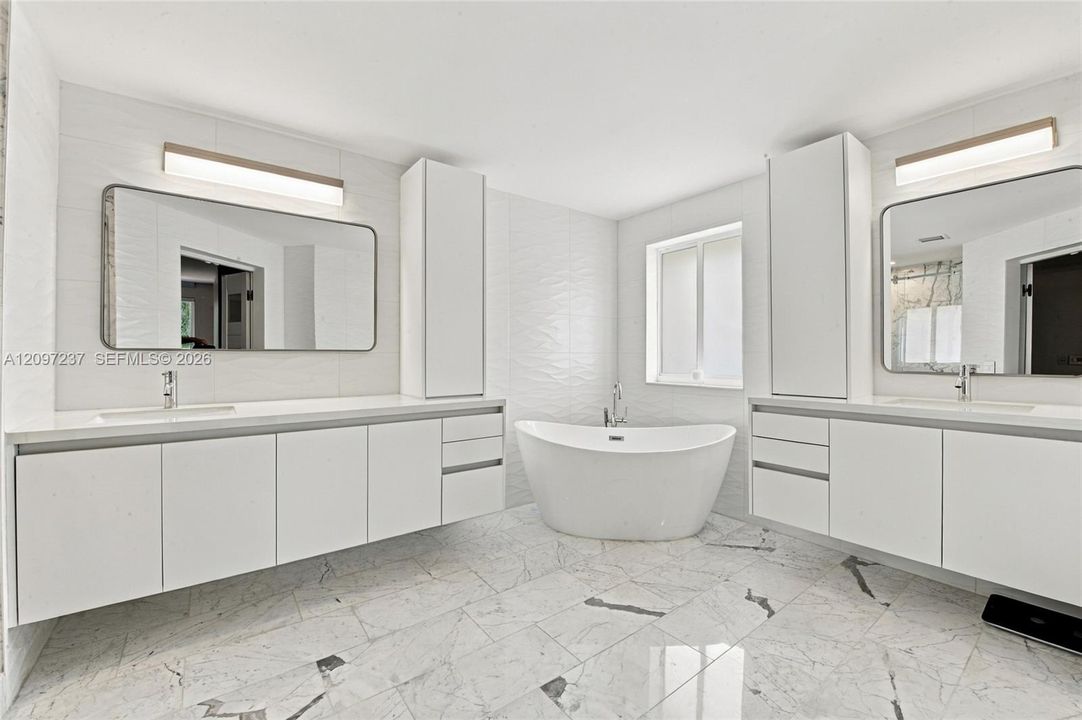 Activo con contrato: $1,750,000 (5 camas, 4 baños, 3696 Pies cuadrados)