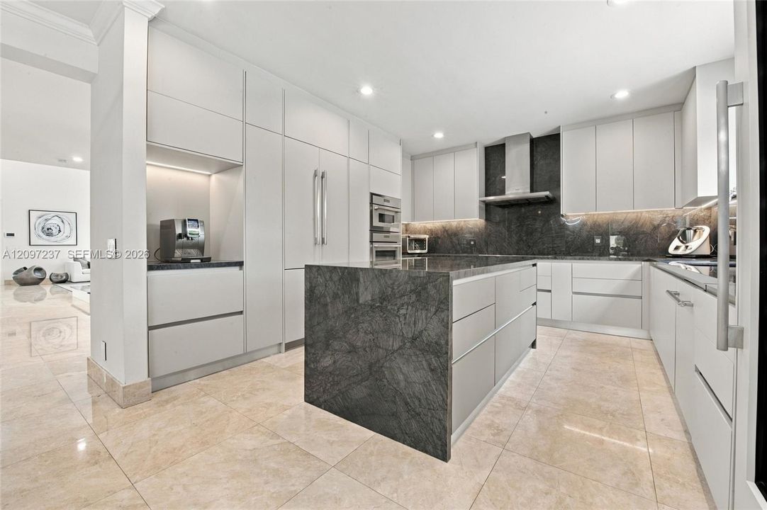 Activo con contrato: $1,750,000 (5 camas, 4 baños, 3696 Pies cuadrados)