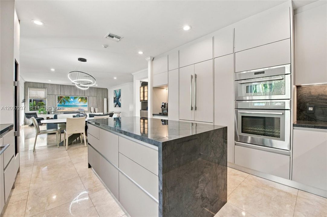 Activo con contrato: $1,750,000 (5 camas, 4 baños, 3696 Pies cuadrados)