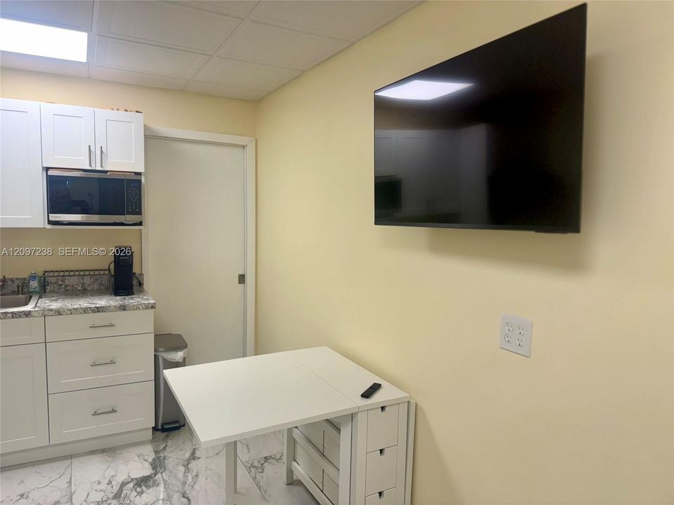 En Renta: $1,300 (0 camas, 1 baños, 2800 Pies cuadrados)