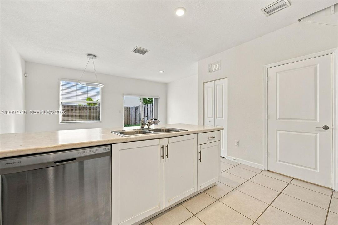 En Venta: $324,900 (3 camas, 2 baños, 1414 Pies cuadrados)