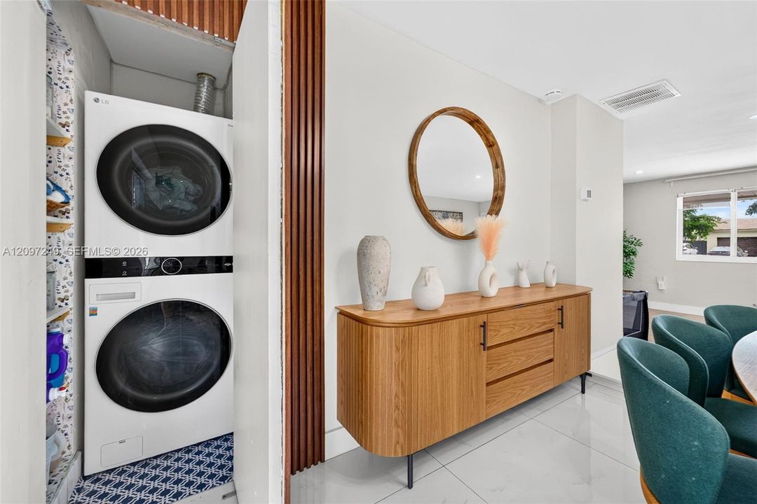 For Sale: $879,000 (6 beds, 4 baths, 2369 Square Feet)