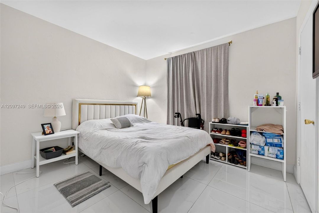 For Sale: $879,000 (6 beds, 4 baths, 2369 Square Feet)