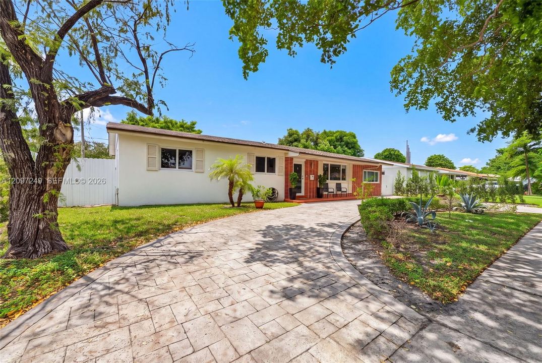 For Sale: $879,000 (6 beds, 4 baths, 2369 Square Feet)